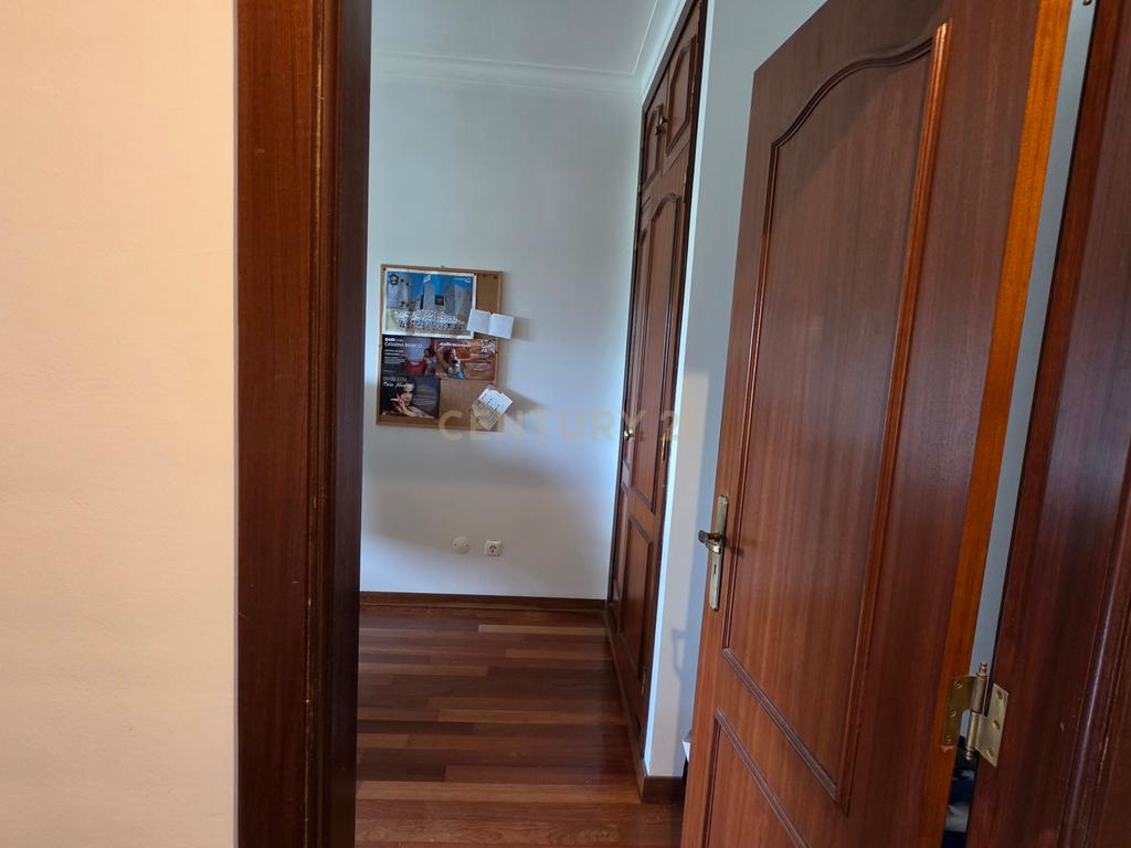 Apartamento Duplex T5 no centro de Palmela - Image 33