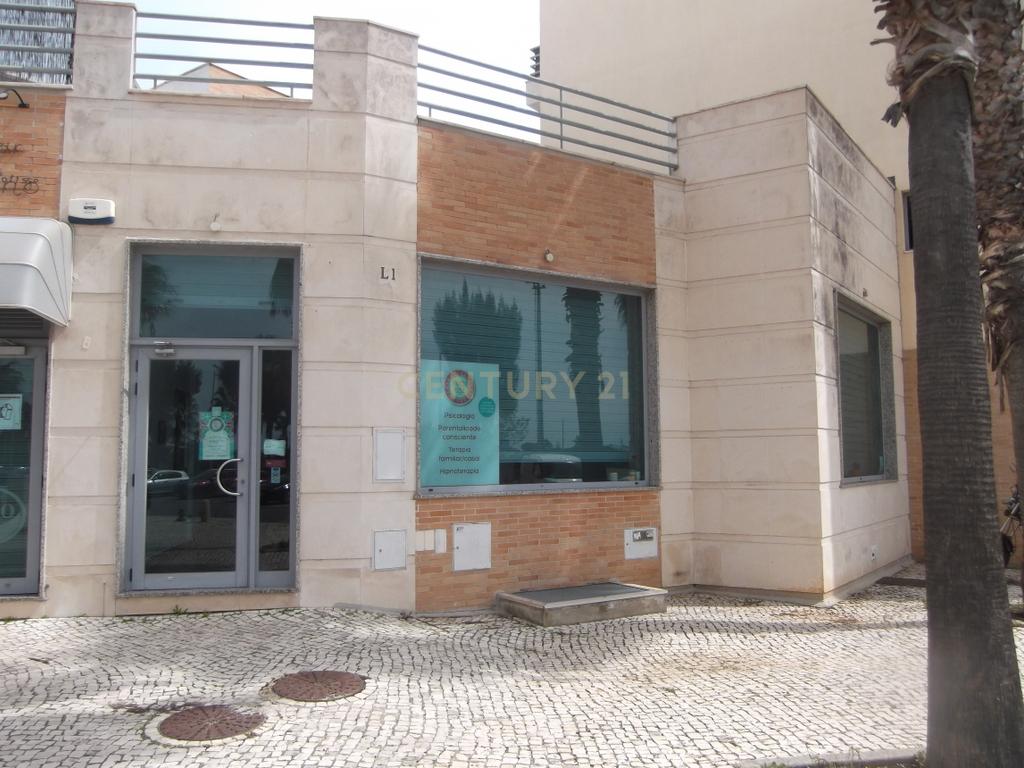 Olhão - Pechão Loja 116m2 com 2 pisos e terraço 58m2, em frente ao Estádio Municipal de Olhão - Image 2