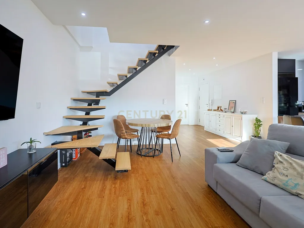 Apartamento T3 Duplex Remodelado no Centro de Corroios - Image 2