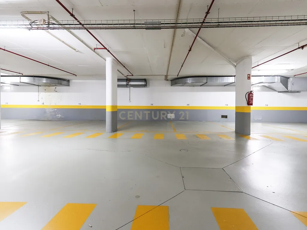 T4 com Excelente Localização para Arrendamento nas Laranjeiras - Image 35