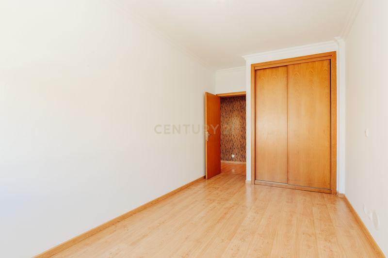 Apartamento T2 em Odivelas com Box e Varanda - Image 14