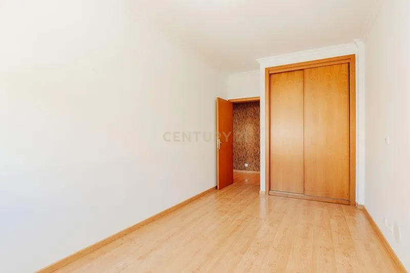 Apartamento T2 em Odivelas com Box e Varanda - Image 14
