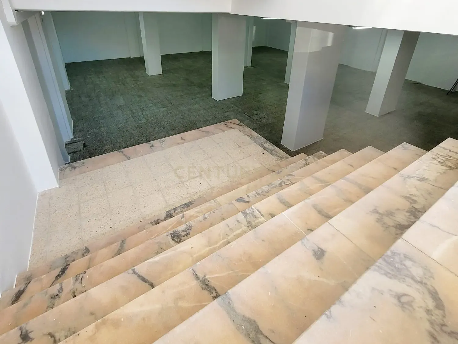 Oportunidade Única: Armazém Versátil no Coração de Almada para o Seu Negócio - Image 3