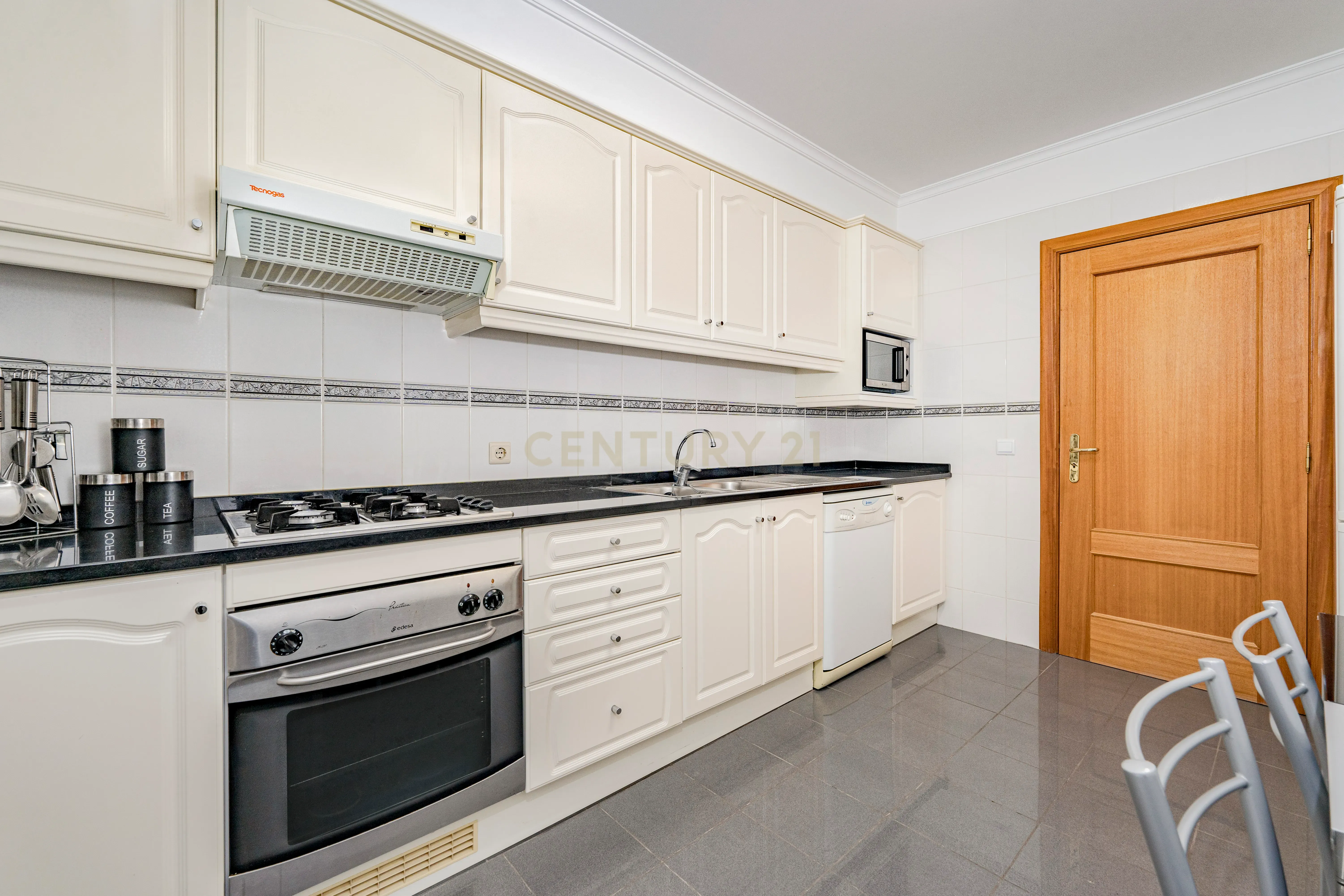 Fotografia 11 de Apartamento T2 Mobilado e Equipado para Arrendamento - Ajuda, Funchal