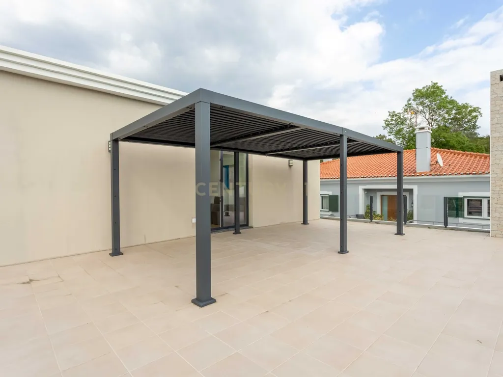Moradia V4 isolada de arquitetura contemporânea com piscina, com vista para Serra da Arrábida - Image 21