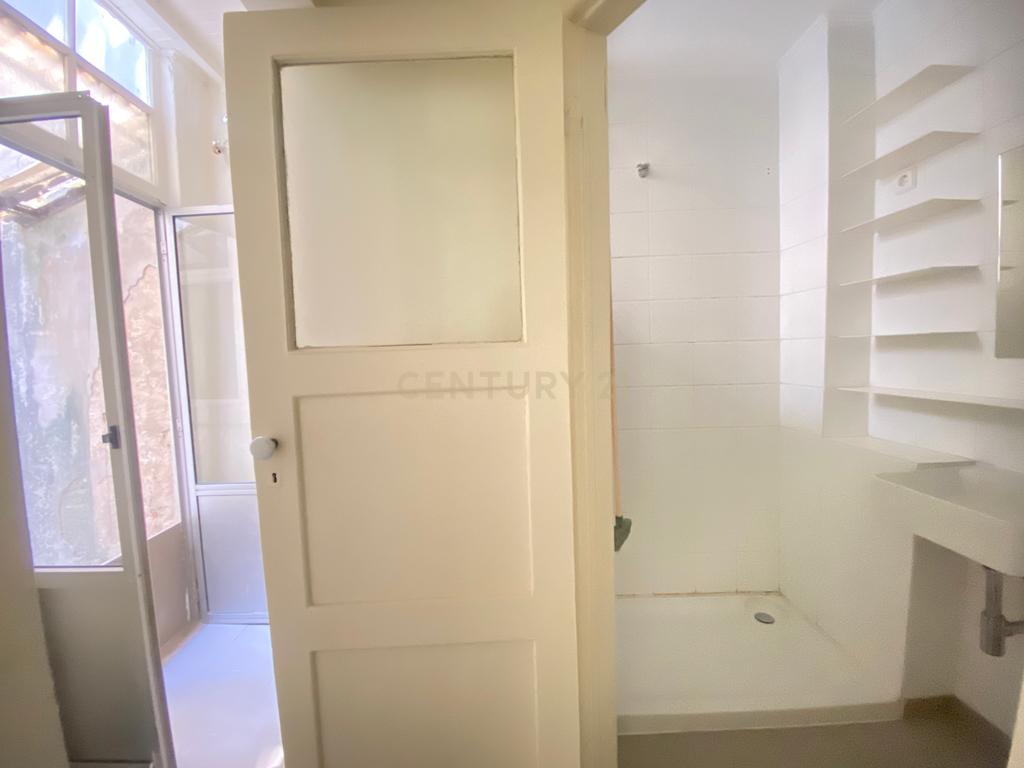 Apartamento T2 no centro de Lisboa - São Vicente, com um pequeno logradouro. - Image 18