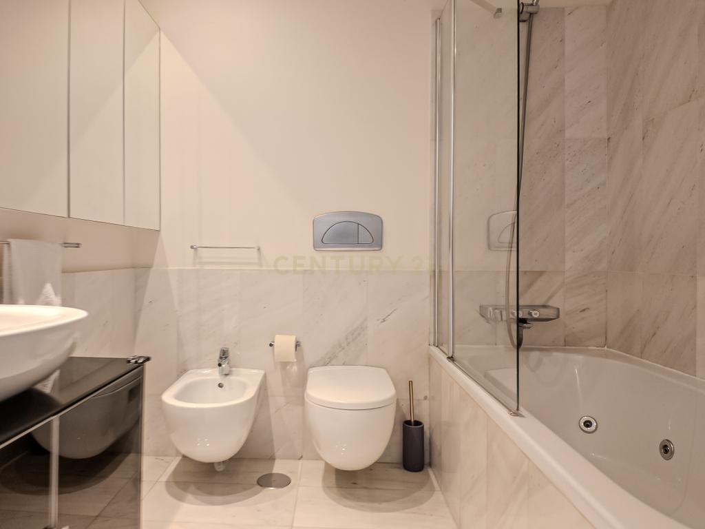 Apartamento T3 com Terraço, Varanda, Garagem | Último andar em Paranhos, Porto - Image 5