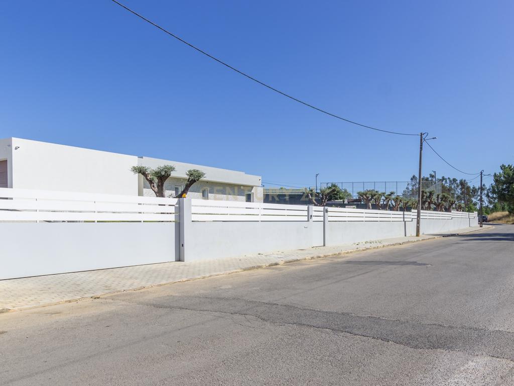Vila Alegre / Fernão Ferro - Luxuosa moradia isolada térrea de 4 assoalhadas com arquitetura comtemporânea inserida em lote de 2775 m² - Image 35