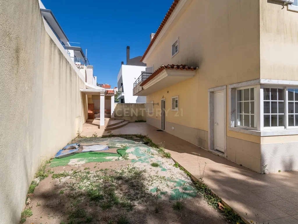 Moradia T4+1 | 368 m² | Garagem para 4 Viaturas | Casal do Bispo, Famões - Image 43