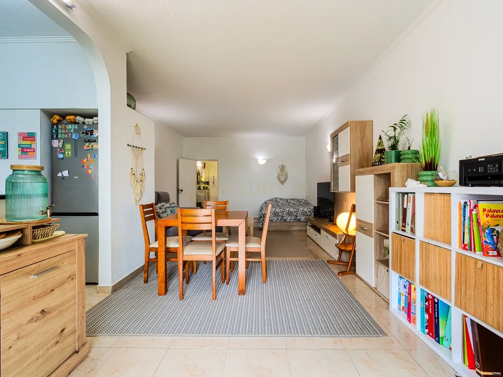 Apartamento T1+2 com Terraço Amplo em Albufeira - Image 7