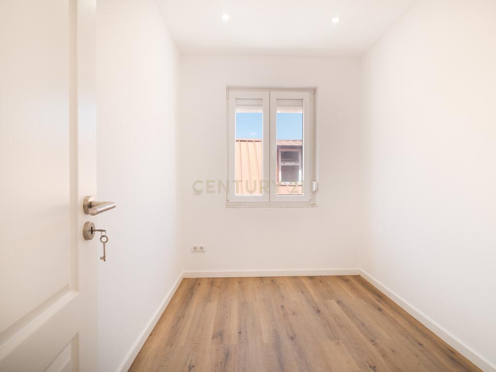 Vila Imperdível: 13 Frações Renovadas em Sacavém - Image 14