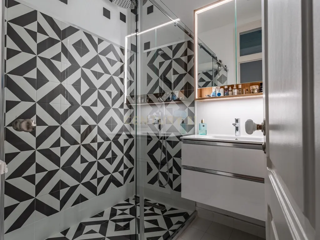 Apartamento T4 Renovado em Santo António, Lisboa — Onde a elegância se sente em cada detalhe - Image 23