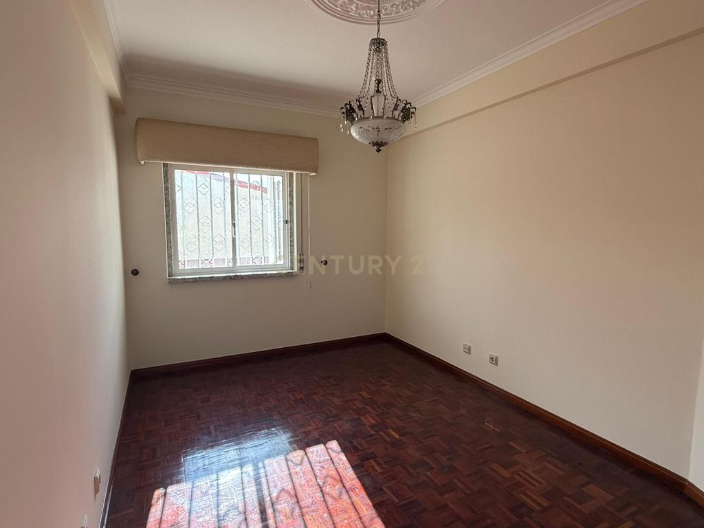Andar de moradia com 3 quartos para arrendamento em Casal de Cambra - Image 12