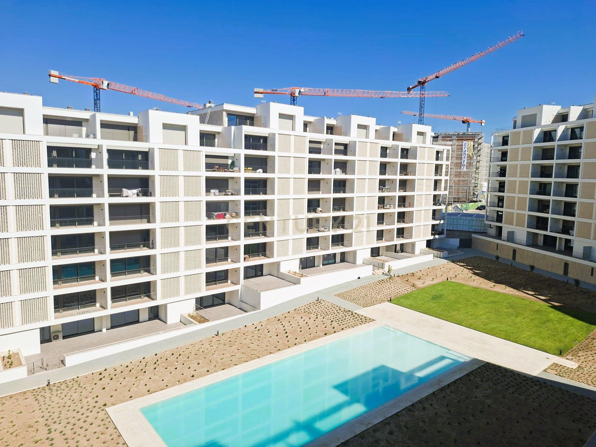 Fotografia 12 de T2 Novo no Condomínio ELOU com jardim, piscina e ginásio em Santo António dos Cavaleiros, Loures