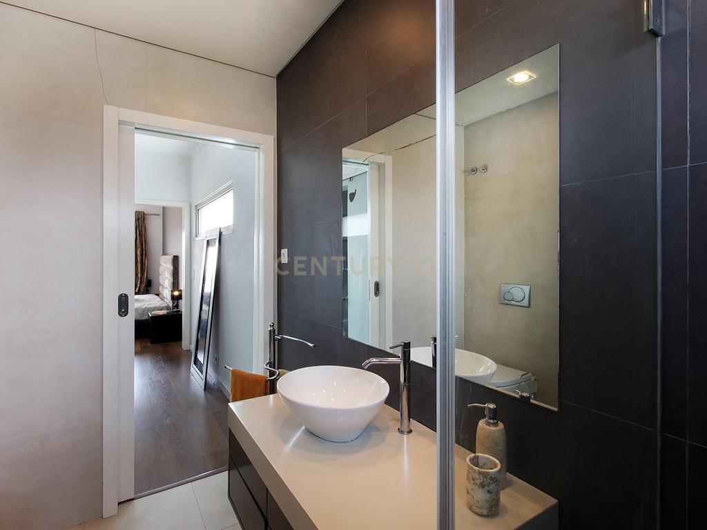Moradia Isolada T4 Moderna com Piscina Privada, Jardim e Garagem Ampla na Pontinha - Image 31