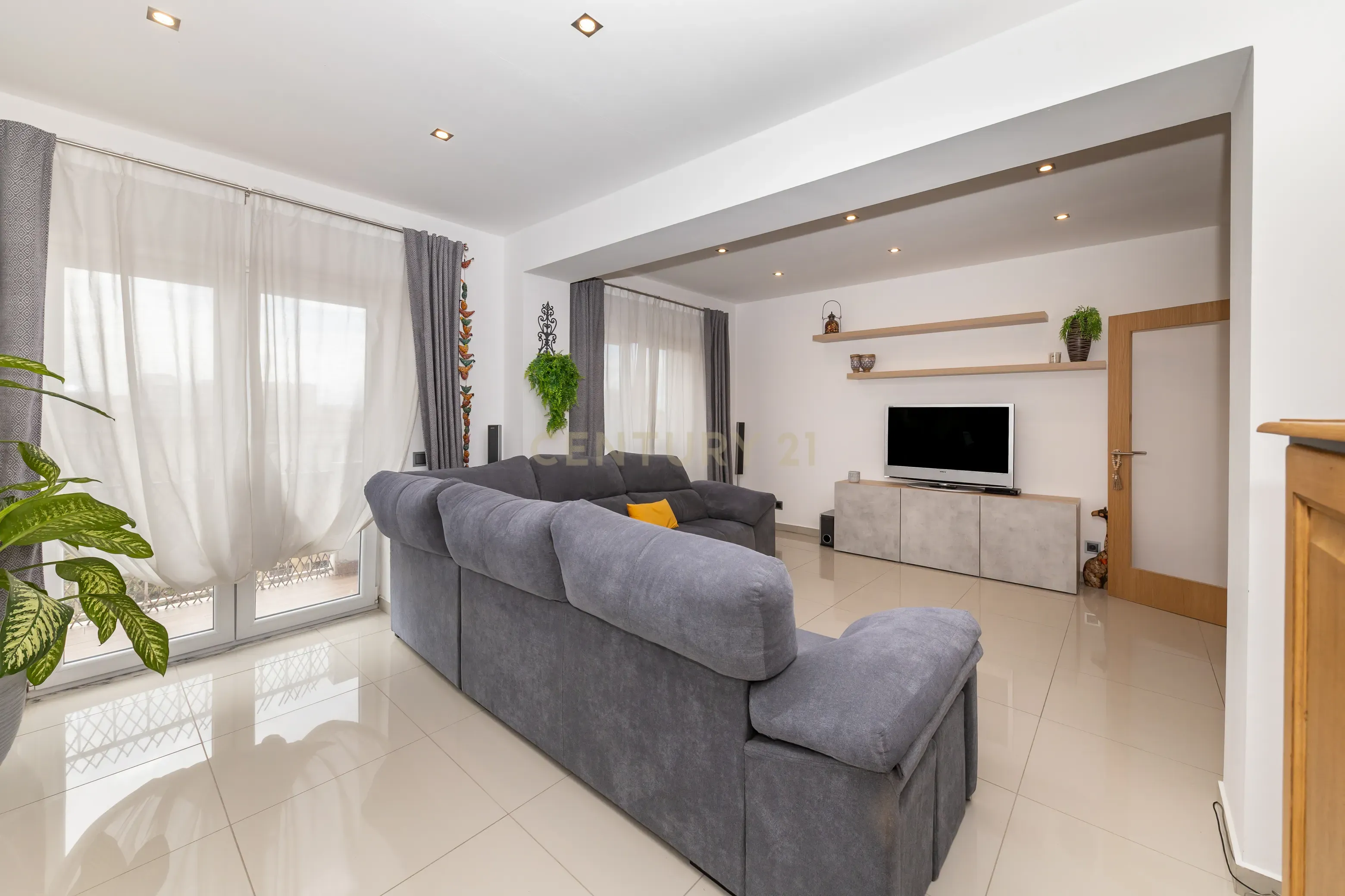 Apartamento T4 convertido em T3 - Totalmente Renovado com Materiais Premium no Centro de Setúbal - Image 5
