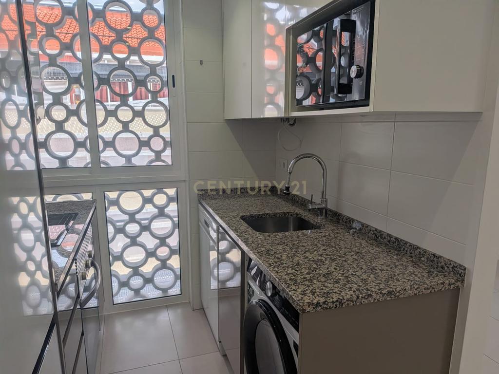 Apartamento T1 Remodelado no Centro da Amadora - Image 1