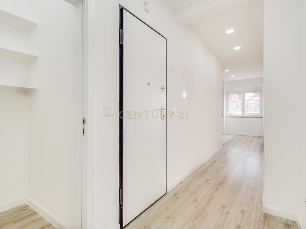 Apartamento T2 Remodelado na Prestigiada Avenida Jaime Cortesão em Setúbal – Próximo da Zona Ribeirinha - Image 4