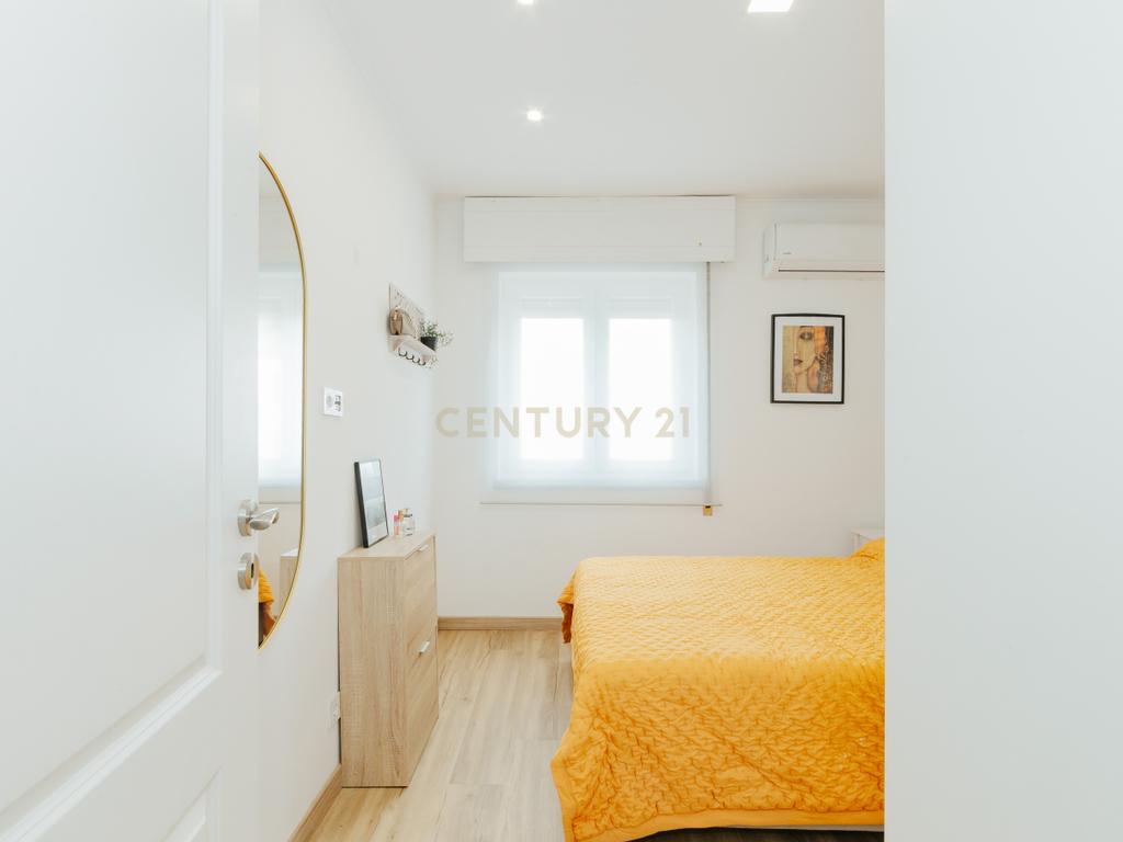 Apartamento T2 Renovado em Miratejo - Image 14