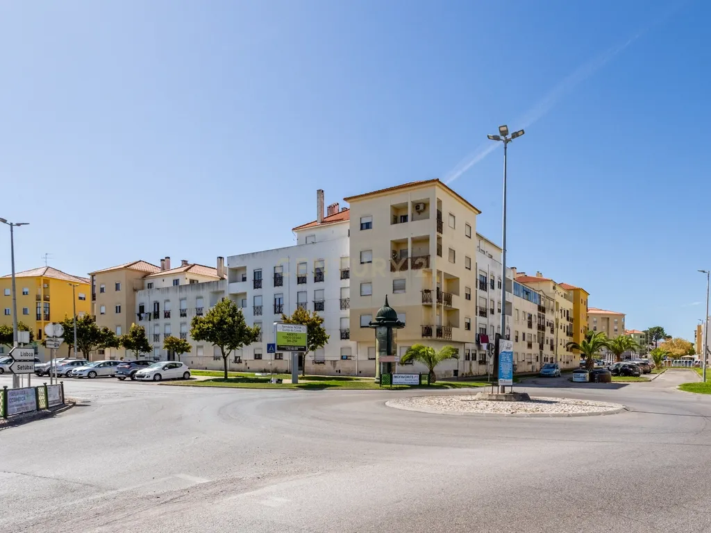 T3 Espaçoso em Excelente Localização- Quinta do Conde - Image 3