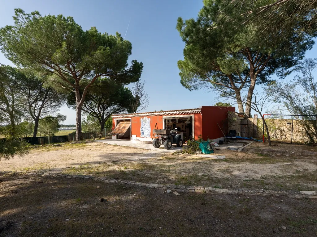 Fabulosa Quinta com lote de terreno de 22.381 m2, onde se encontra inserida uma moradia composta por dois pisos, com uma área bruta de 623 m2, uma área útil de 304 m2 e uma área bruta dependente de 319 m2, localizada em Santo Isidro de Pegões, na zona de Pegões, a pouca distância das belas praias de Setúbal. - Image 112