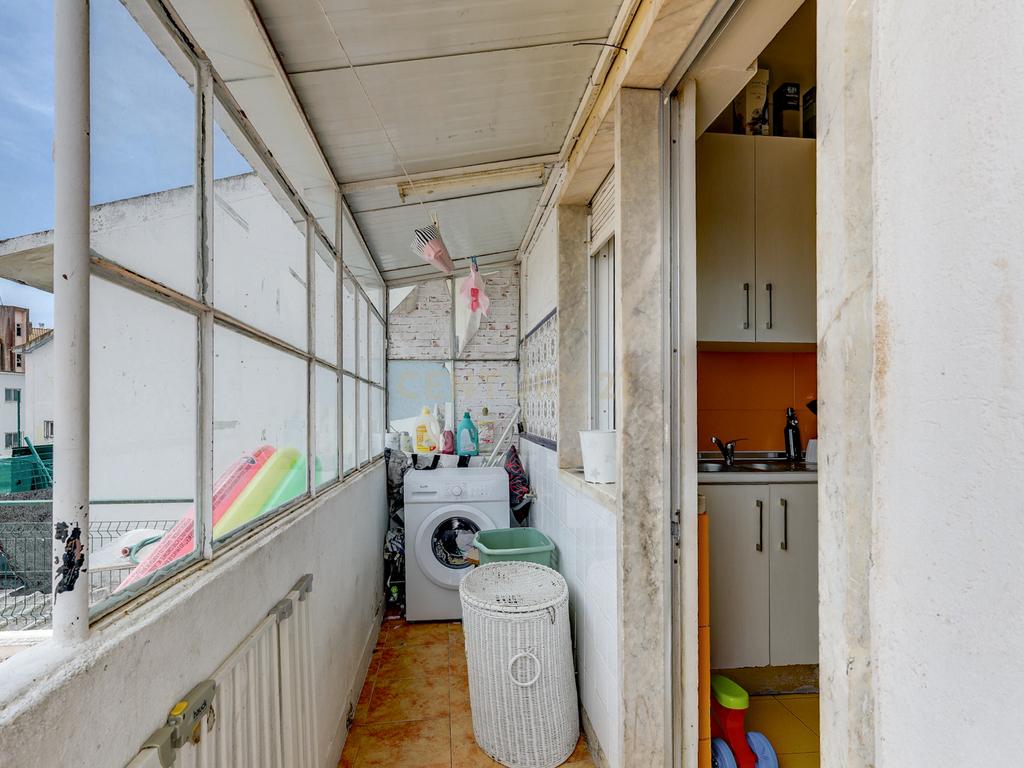 Moradia bifamiliar T4+1 em Pinheiro de Loures, com vistas desafogadas, jardim, pátio, varanda e terraço - Image 12
