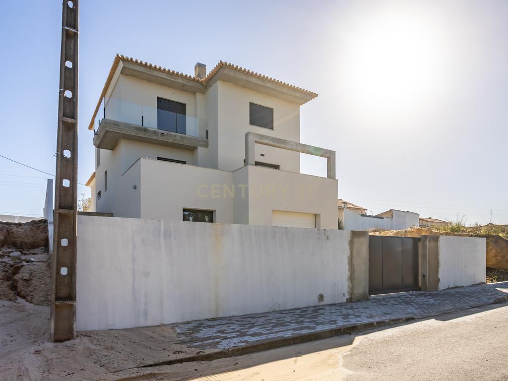 Carisma e boas áreas na sua Moradia Nova T4 Suites!!! no Pinhal do General - Image 10