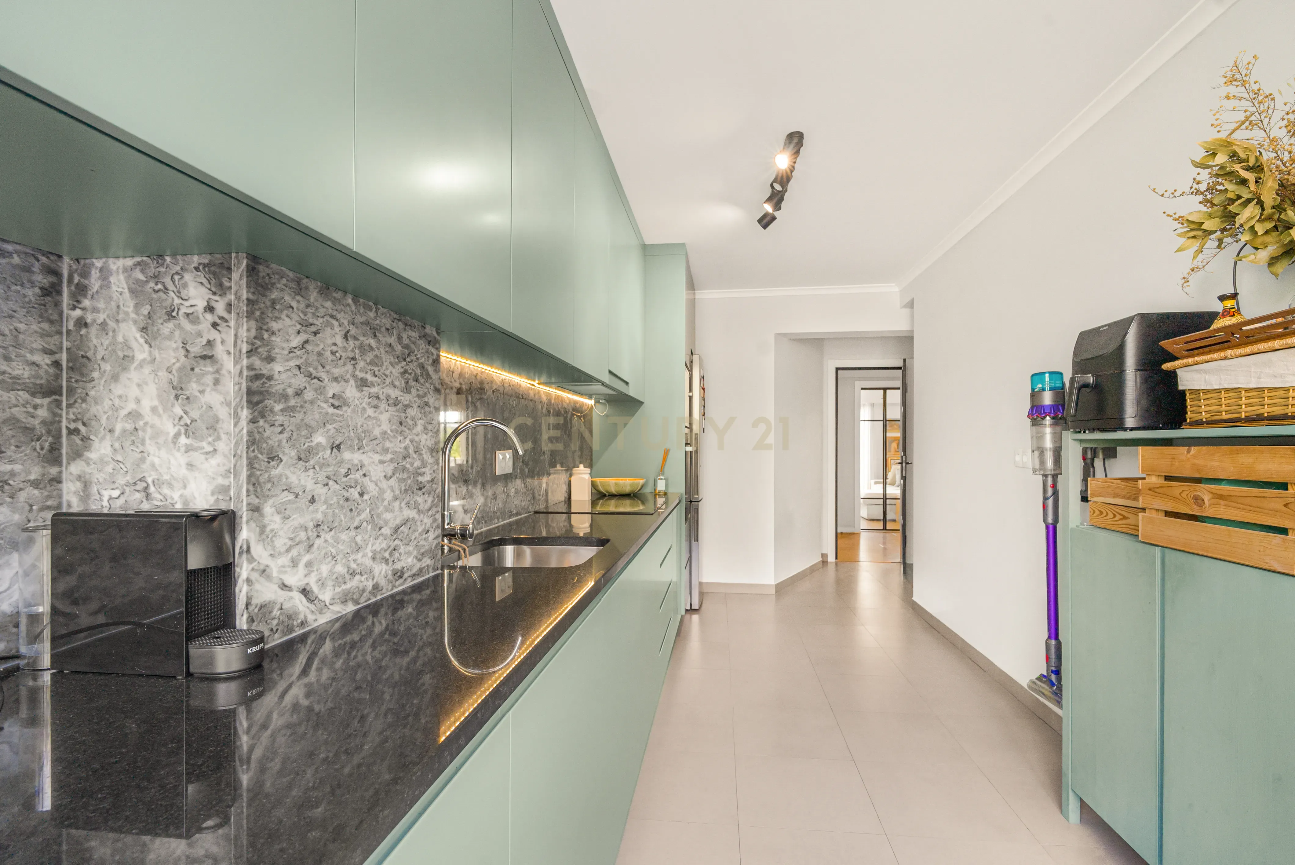 Apartamento T3 convertido em T2 totalmente renovado - Cova da Piedade ( frente à Estação) - Image 7