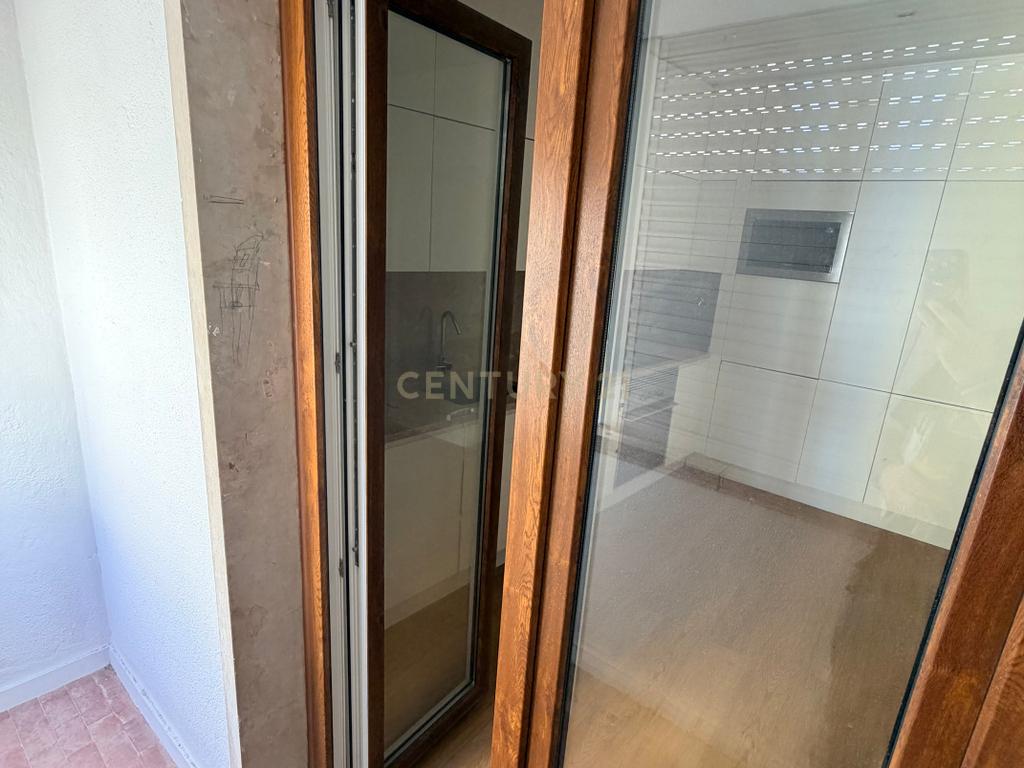 Apartamento T2 renovado em Lisboa com varanda - Image 9