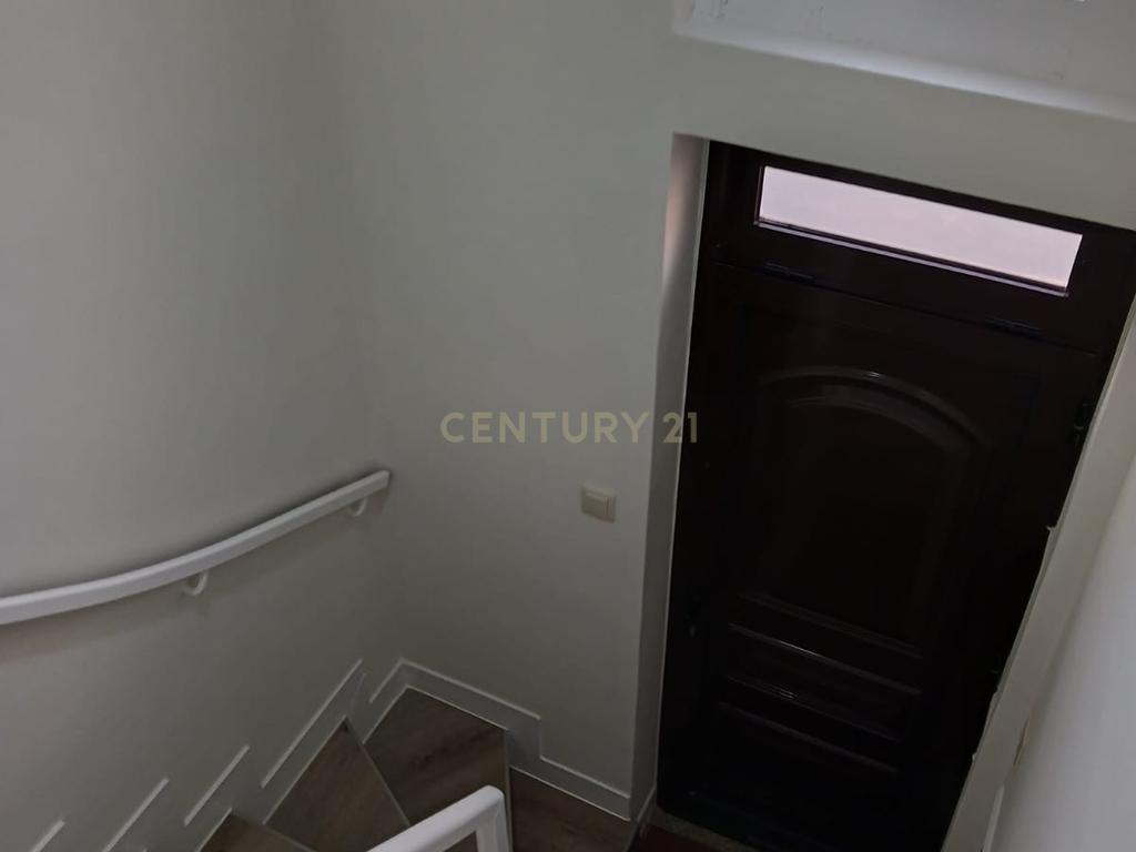 Arrenda-se Apartamento T2 no Porto – Localização Privilegiada com Garagem Fechada - Image 3