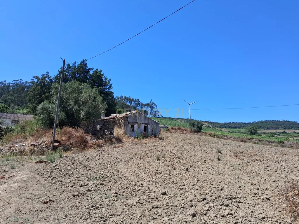 Quinta de 1,8 hectares com 3 edificios para recuperação, em Sobral de Monte Agraço - Image 9