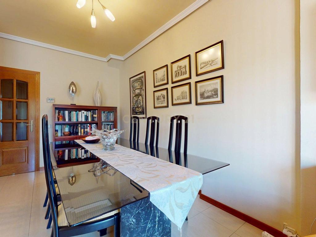 Apartamento Espaçoso com Vista para a Cidade e Montanha em Madrid - Image 13