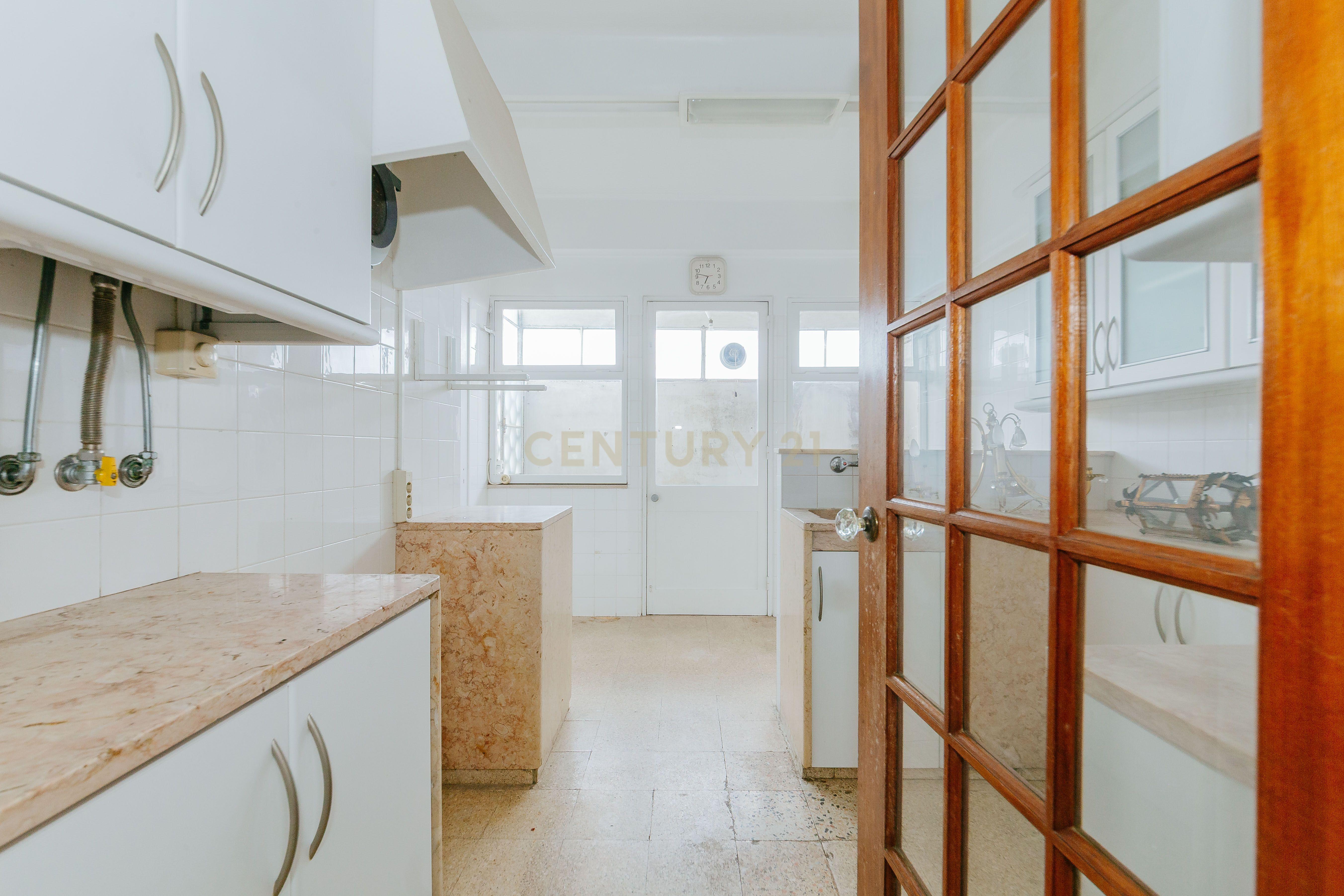 Fotografia 12 de Apartamento T4 para Remodelação nos Olivais, Lisboa - Oportunidade Única