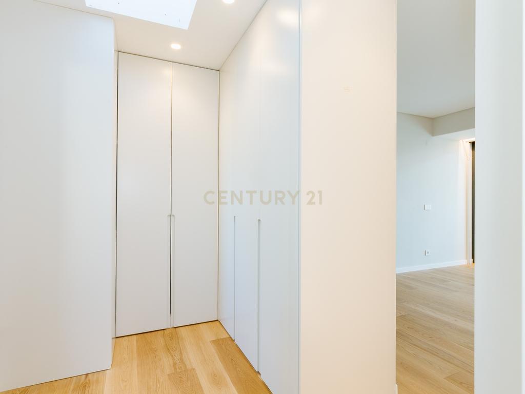 Apartamento Duplex T4 Novo na Rua Bartolomeu Dias, em Belém – conforto, modernidade, luz natural e espaço em Belém - Image 15