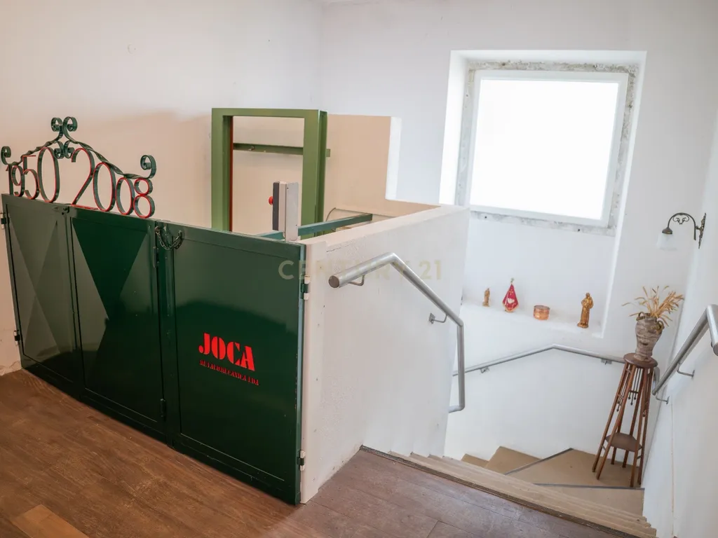 Moradia de charme T5 com Garagem e Terreno em Abrunheira, Sintra - Image 8
