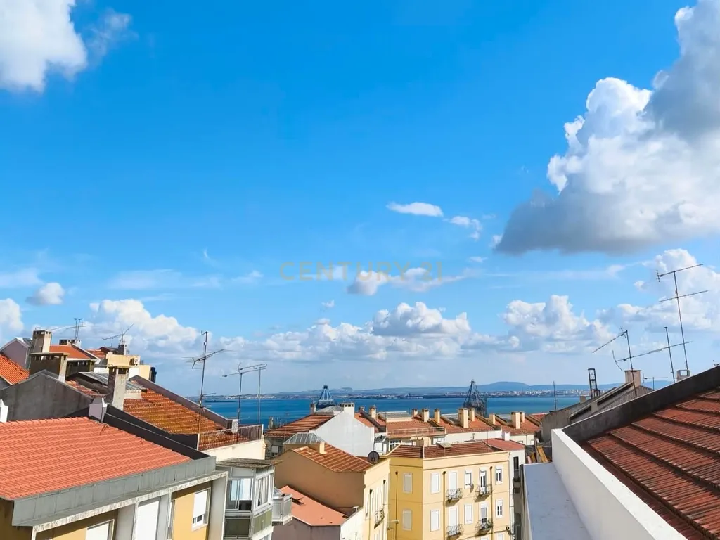 APARTAMENTO T4 COM VARANDA NO BEATO - EXCELENTE LOCALIZAÇÃO - Image 1