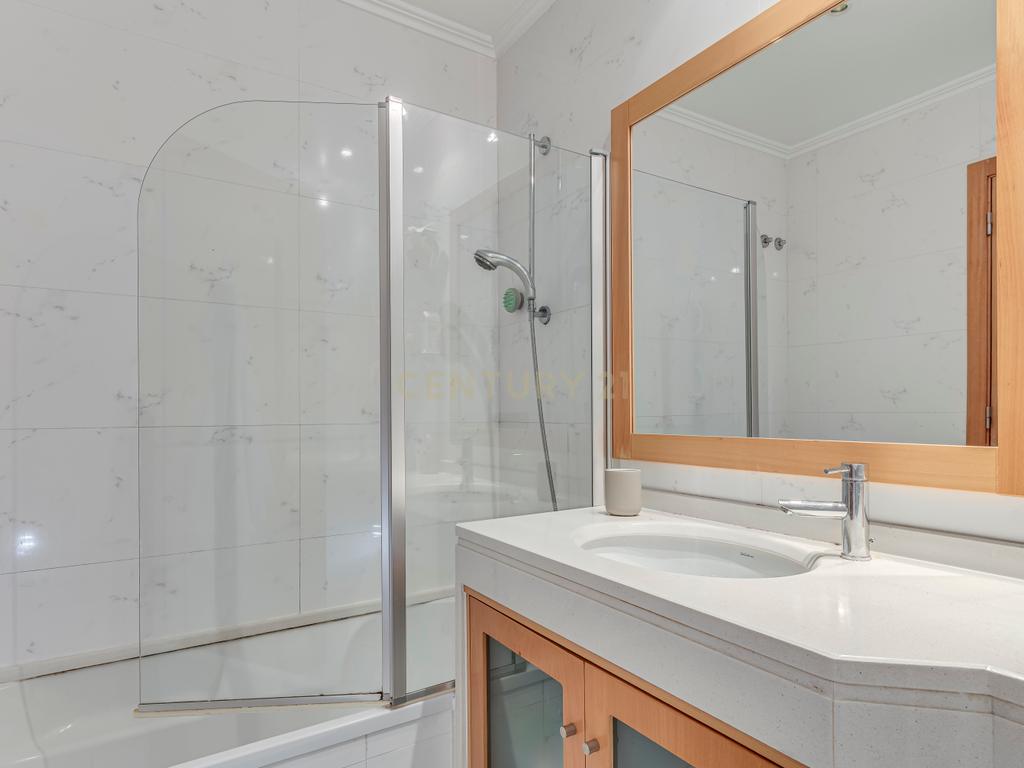 Apartamento T4 em Alfragide com Vista e Excelentes Acabamentos - Image 25