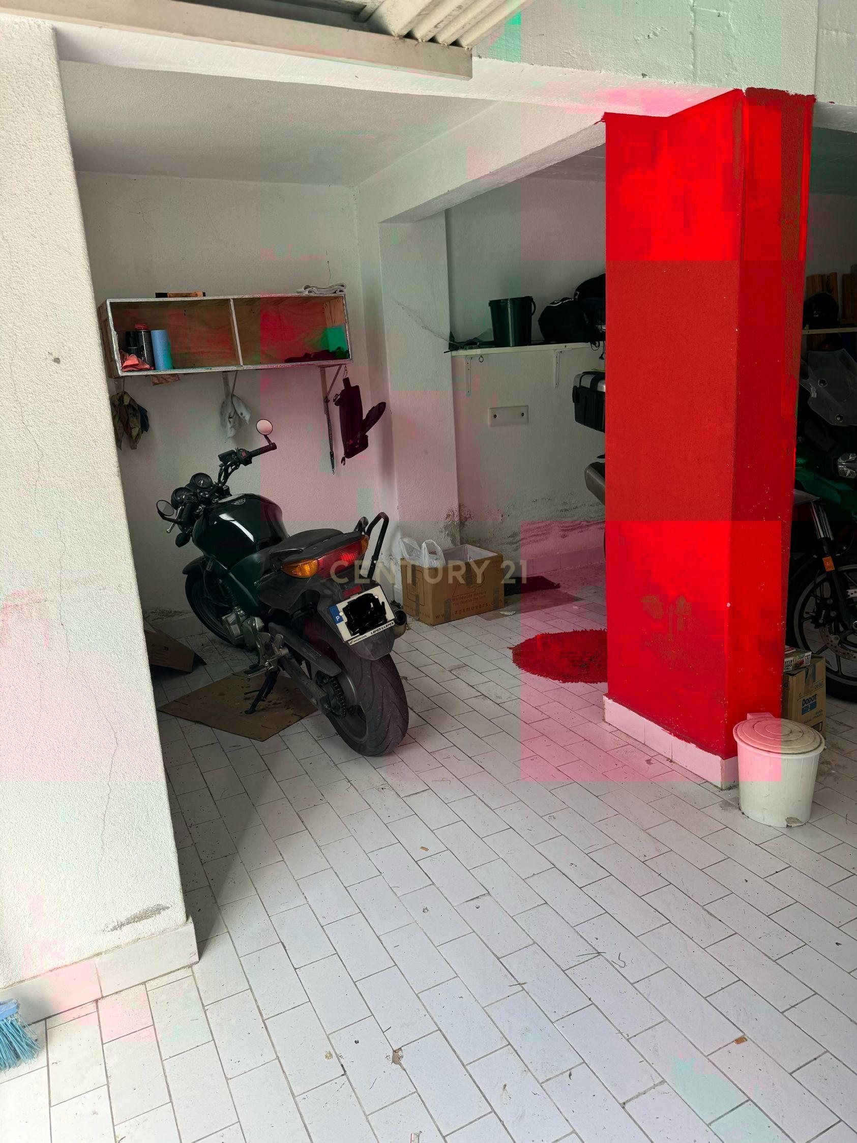 Fotografia 3 de Garagem com 100 m² | WC | Água e Eletricidade  OPORTUNIDADE UNICA