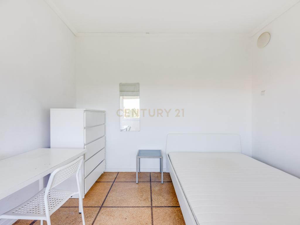  Apartamento T4 para Remodelação no Coração dos Olivais, com Vista Fantástica - Image 21