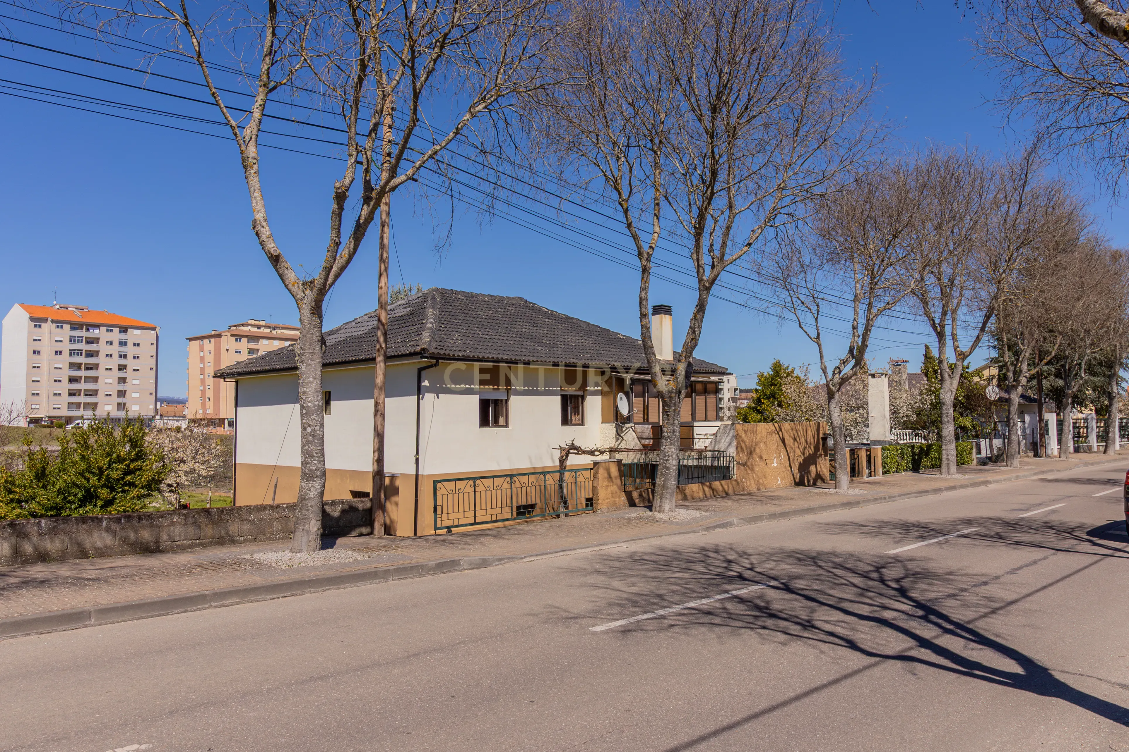 Fotografia 3 de Moradia Bifamiliar + Anexo com #TERRENO -#CENTRO DE BRAGANÇA