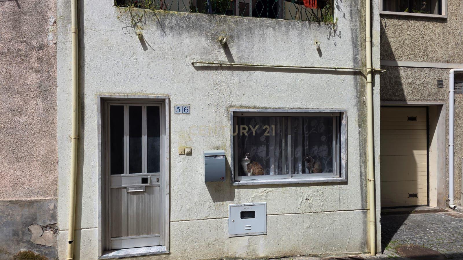 Fotografia 3 de Moradia para recuperar no centro de Pombal - Oportunidade de Investimento
