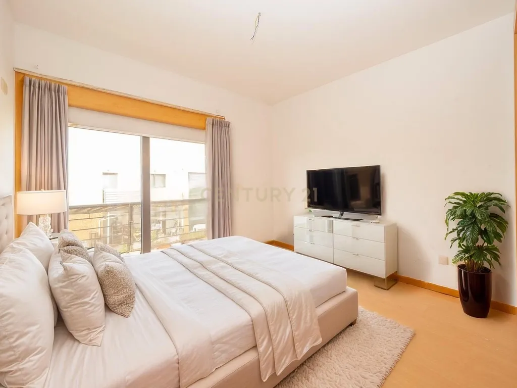 Apartamento T3 com Duas Varandas, Garagem Box e Lugar de estacionamento na Vila Serena, Pinhal Novo - Image 26