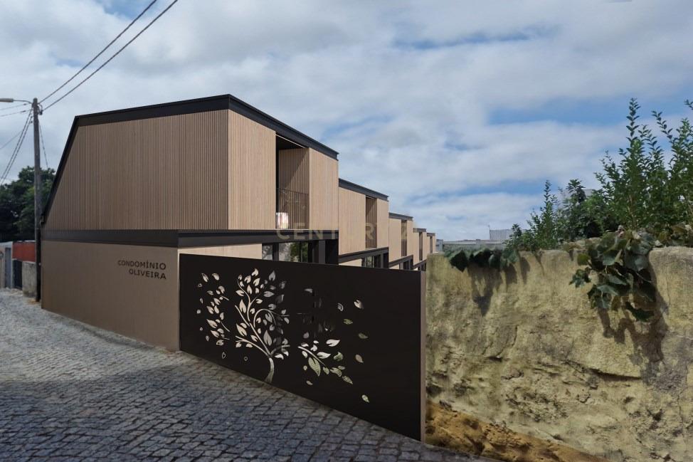Conjunto de 5 Moradias para Reabilitar com Garagem e Jardim em Localização Privilegiada - Image 5