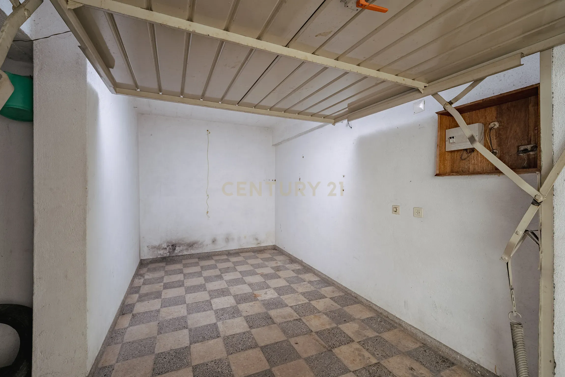 Fotografia 5 de Garagem em Laranjeiro, Almada - Oportunidade Única