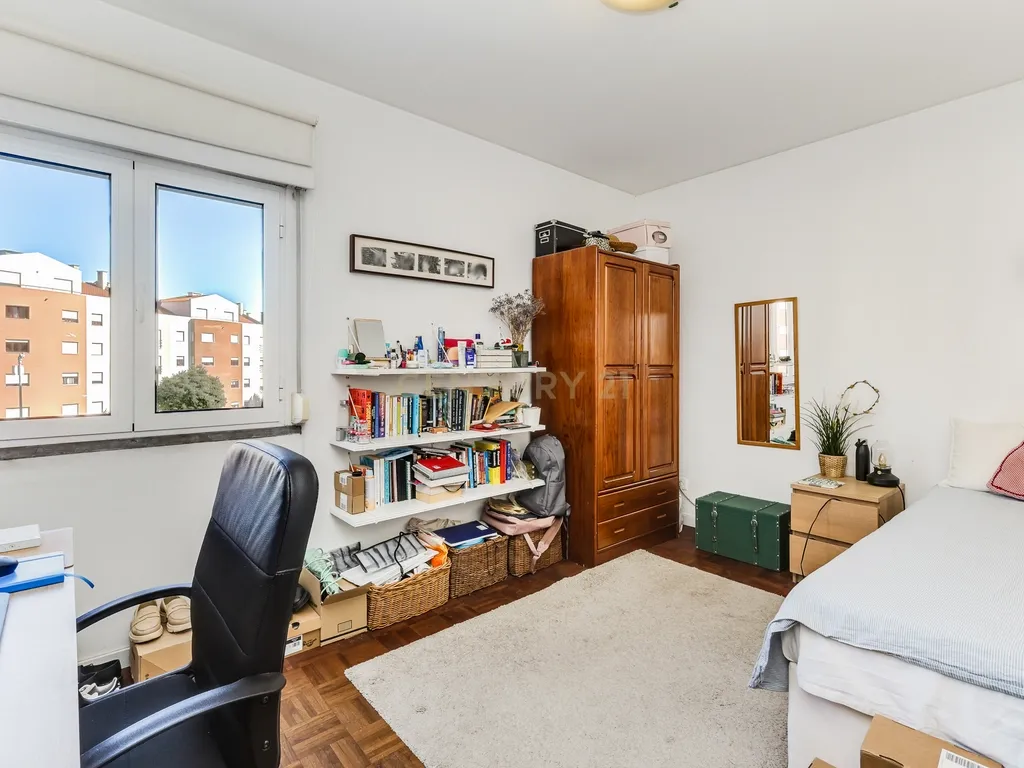 T5 Alfragide com Varanda - Image 17