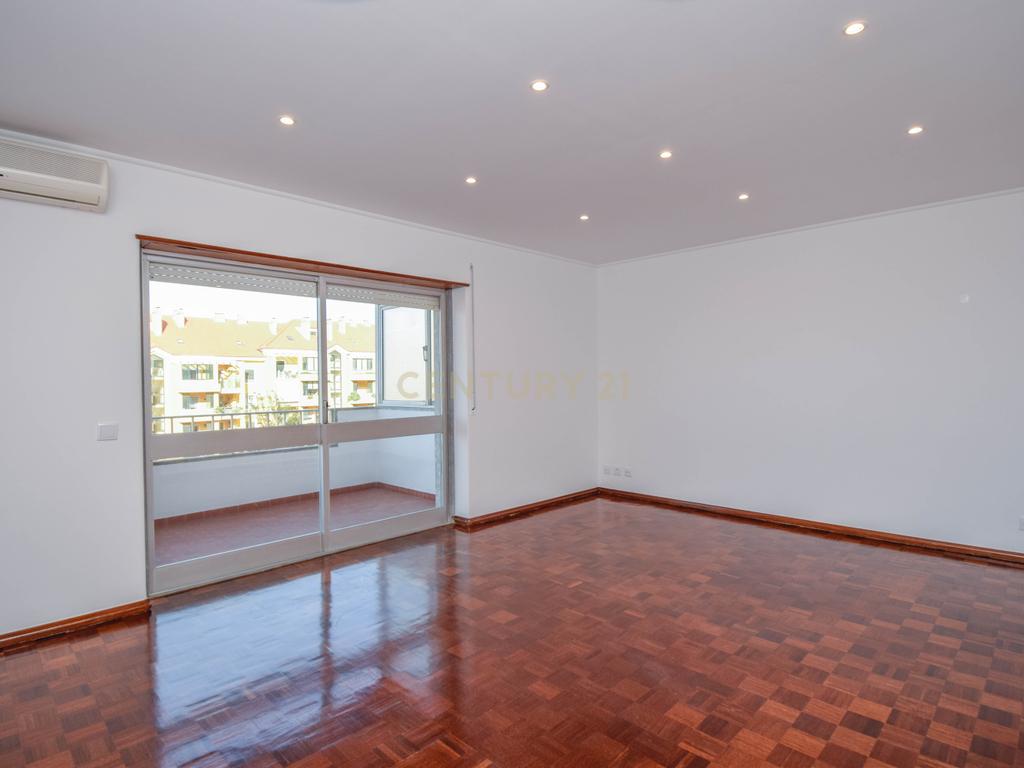 Apartamento T3 com Vista Mar, em São João do Estoril - Image 11