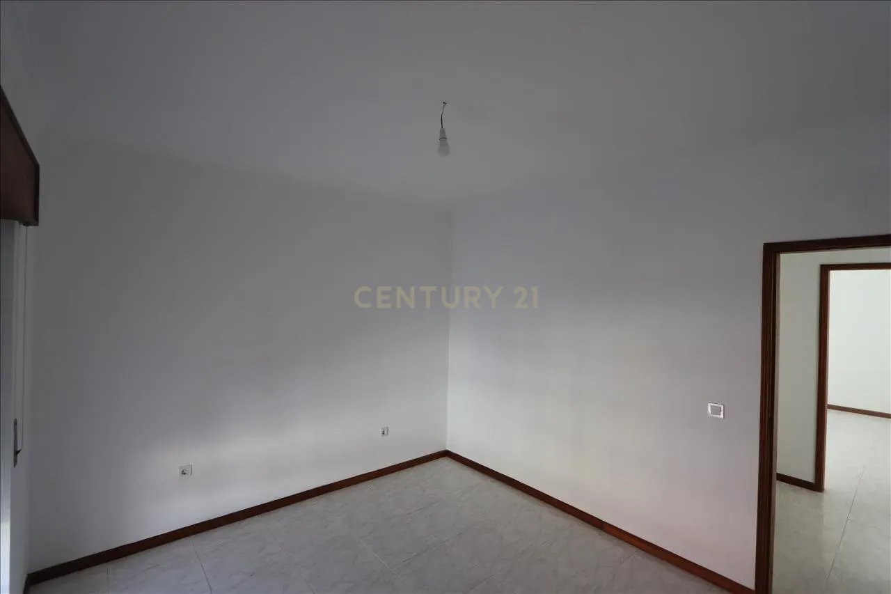 Apartamento T2 com Varanda, na Quinta do Conde - Image 24