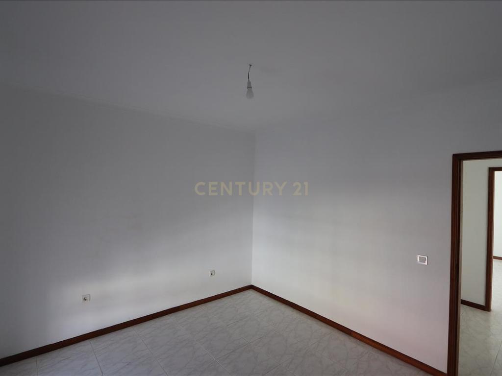 Apartamento T2 com Varanda, na Quinta do Conde - Image 24