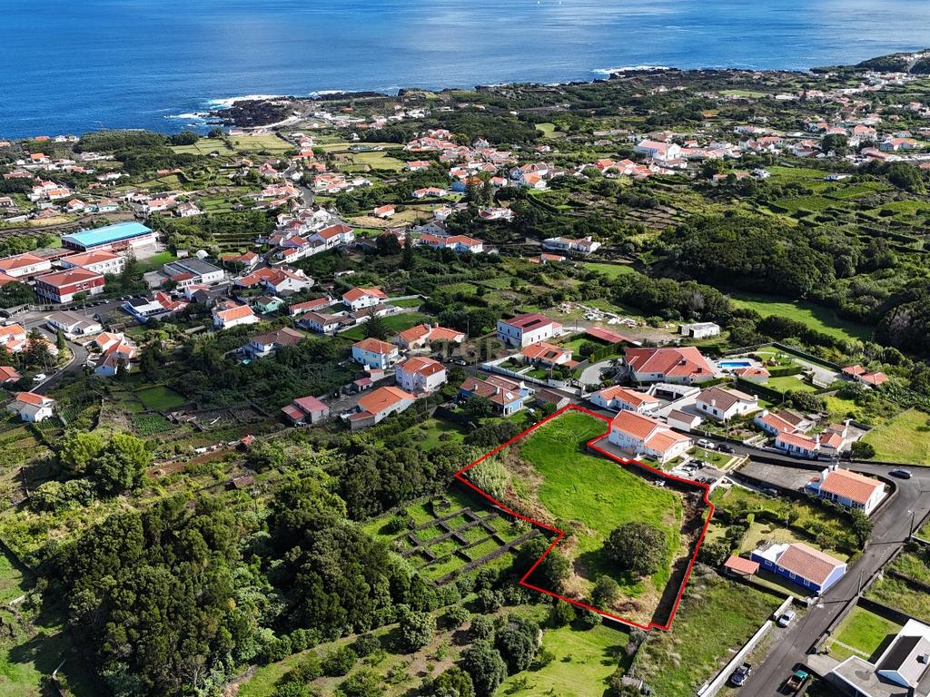 Terreno com 5.082 m² à Venda na Rua de Mangas – Biscoitos, Ilha Terceira - Image 1