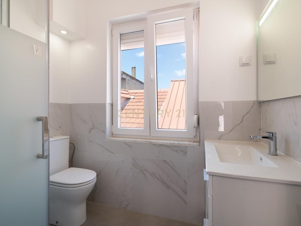 Vila Imperdível: 13 Frações Renovadas em Sacavém - Image 15